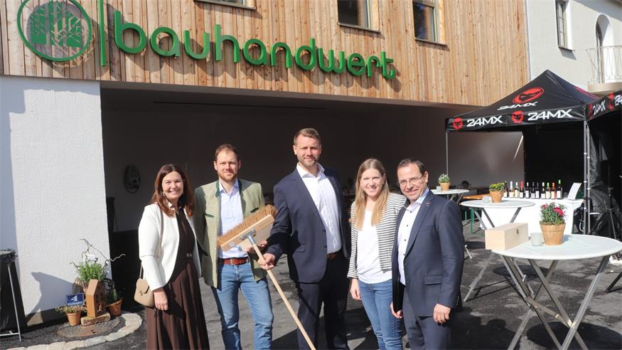 Die beiden Geschäftsführer von „bauhandwert“, Christian Rassner und Peter Wagentristl, mit Wirtschaftskammer Mattersburg-Obfrau Melanie Eckhardt (die als Geschenk einen Besen mitbrachte), Eveline Zarits von der Wirtschaftskammer Burgenland und Wirtschaftskammer Burgenland-Präsident Andreas Wirth.