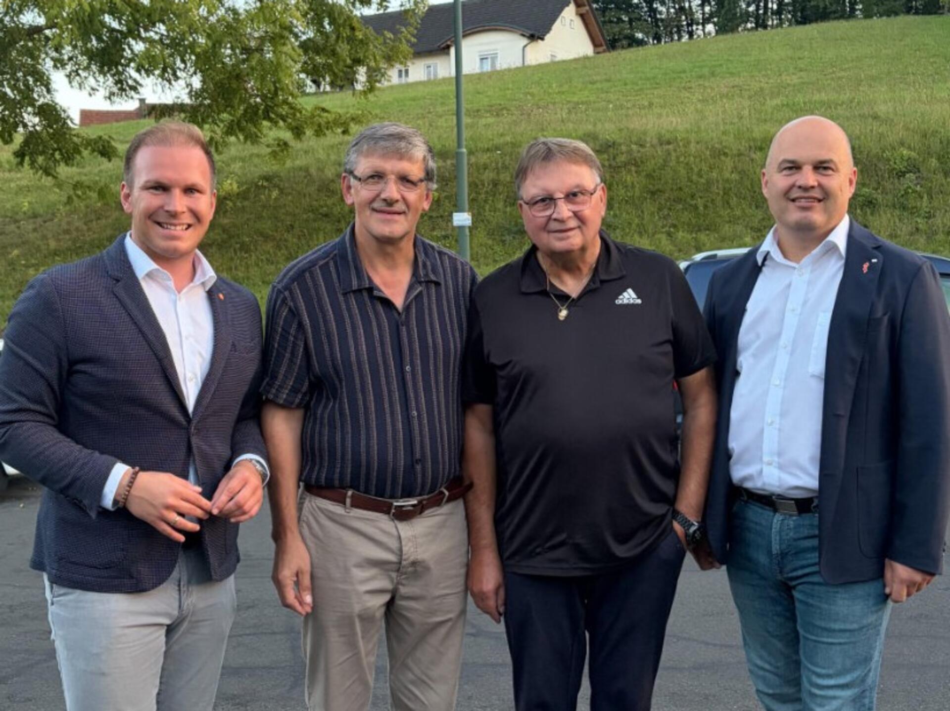 Die beiden SPÖ Bezirkschefs Fabio Halb (li.) und Mario Trinkl (re.) mit dem designierter Bürgermeisterkandidaten Johann Holzmann (2.v.l.) und Bürgermeister Franz Josef Kern bei der Ortskonferenz der SPÖ, bei der Holzmann einstimmig zum Bürgermeisterkandidaten nominiert wurde.