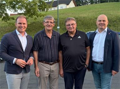 Die beiden SPÖ Bezirkschefs Fabio Halb (li.) und Mario Trinkl (re.) mit dem designierter Bürgermeisterkandidaten Johann Holzmann (2.v.l.) und Bürgermeister Franz Josef Kern bei der Ortskonferenz der SPÖ, bei der Holzmann einstimmig zum Bürgermeisterkandidaten nominiert wurde.