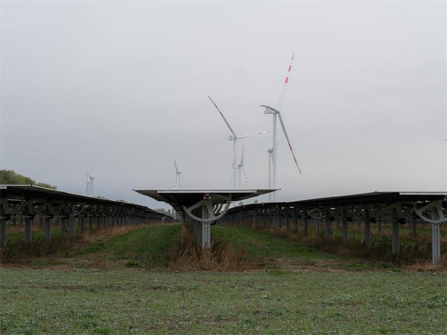 Die beweglichen Module folgen dem Sonnenverlauf von Osten nach Westen, um mehr Strom zu produzieren.