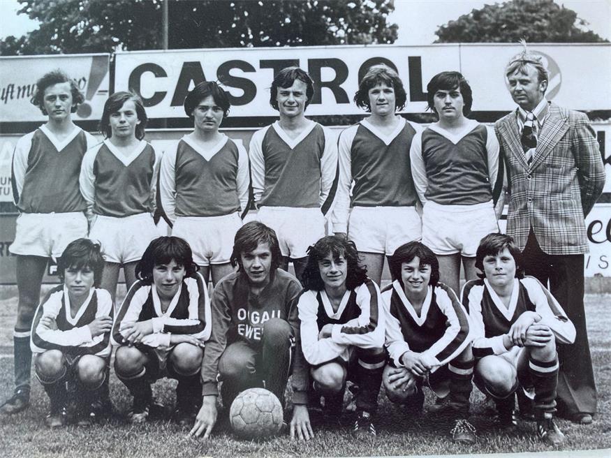 Die burgenländischen Schülermeister im Fußball des Jahres 1975 aus Oggau. Stehend von links: Hans Schmit, Johann Kröss, Ernst Paar, Martin Smetana, Helmut Schmit, Hans Scheweck, Trainer Josef Preiner. Kniend von links: Michael Weinreich, Reinhold Freismuth, Walter Zechmeister, Bruno Gmass, Gerhard Heigl, Matthias Siess.