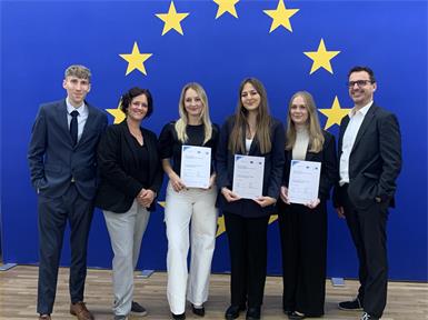 Die drei Absolventinnen Anna Gollubits, Carolina Krizsanits und Sonja Rupp (v.l.n.r.) freuten sich mit Direktor Reinhard Gaul (ganz rechts) und den Betreuern Regina Helfrich und Philipp Dorner über die hohe Auszeichnung.