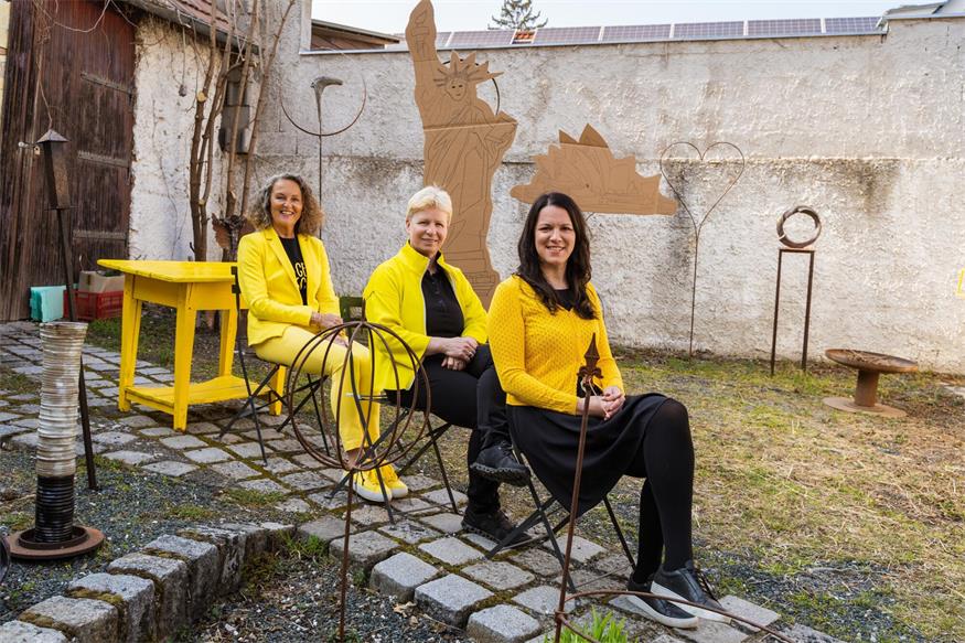 Die drei Damen vom "Gelben Tisch", Eva Ledl, Sabine Kerstinger und Dagmar Habeler, freuen sich über einen kreativen Frühlingsbeginn.