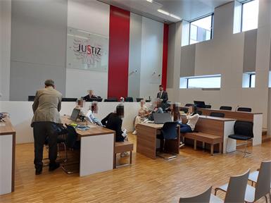 Die ehemalige Belegschaft einer Konditorei versammelte sich neuerlich im Eisenstädter Schwurgerichtssaal.