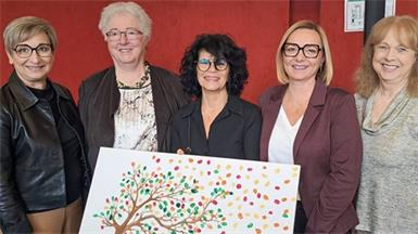 Die ehemalige Volksschuldirektorin Rafaela Strauß (M.) mit Vorgängerin Anneliese Allmer (2.v.l.) und Nachfolgerin Sabine Fröch (2.v.r.). Weiters im Bild: Bürgermeisterin Claudia Schlager (l.) und Michaela Seidl von der Bildungsdirektion (r.)