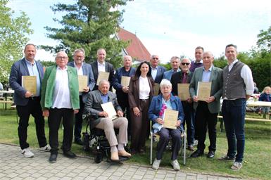 Die ehemaligen Vereinsobleute Mathias Rehrl, Rudolf Bauer, Andreas Krutzler, Josef Schermann, Ernst Gutschi, Hedwig Supper, Manfred Jestl, Hubert Krutzler, Walter Schermann und Walter Schlögl wurden mit einer Ehrenurkunde ausgezeichnet. Obfrau Bürgermeisterin Doris Birner, Obfraustellvertreter Lukas Geißler, Langzeitkassier Ferdinand Koo und Vizebürgermeister Patrick Brenner bedankten sich bei allen für ihren persönlichen Einsatz.
