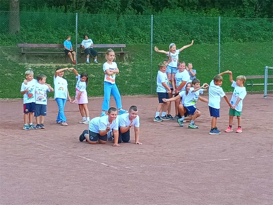 Die einstudierte Tanzchoreografie wurde den Gästen beim Grillabend vorgeführt.