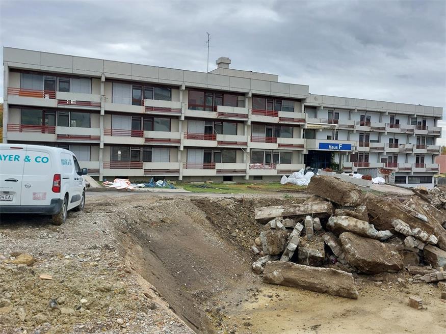 Die einzelnen Baustoffe werden getrennt entsorgt, Beton wird wiederverwertet.