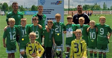 Die erfolgreichen Mattersburger U10-Cracks nach der Siegerehrung mit ihren Coaches. 