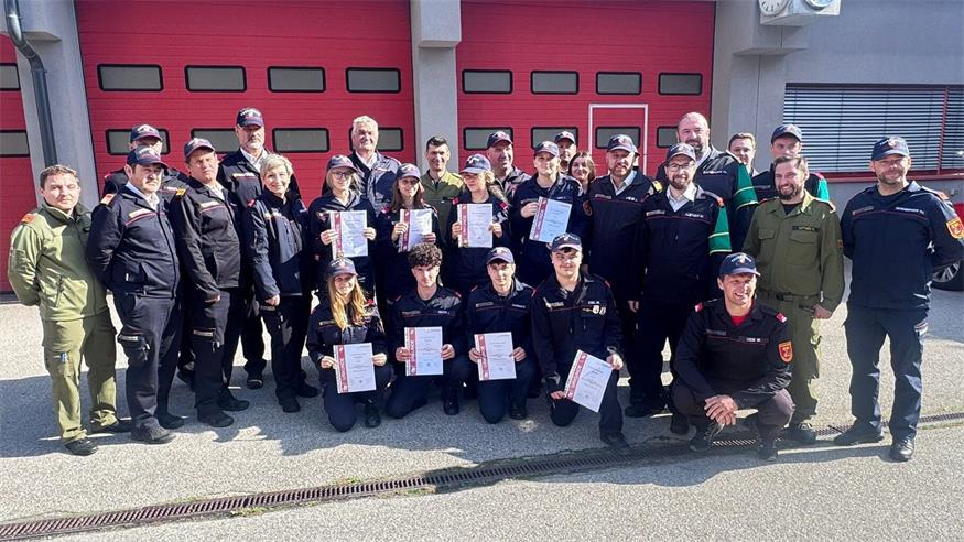 Die erfolgreichen Teilnehmer und Teilnehmerinnen mit Vertretern des Bezirks- und Landesfeuerwehrkommandos.