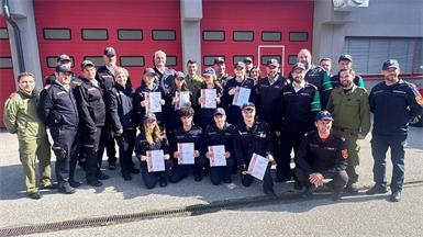 Die erfolgreichen Teilnehmer und Teilnehmerinnen mit Vertretern des Bezirks- und Landesfeuerwehrkommandos.