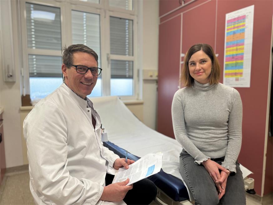 Die erste orthopädische Patientin Tamara Listiakova aus Hainburg mit Priv.-Doz. Dr. Martin Kaipel bei einem Vorgespräch.