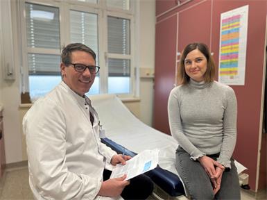 Die erste orthopädische Patientin Tamara Listiakova aus Hainburg mit Priv.-Doz. Dr. Martin Kaipel bei einem Vorgespräch.