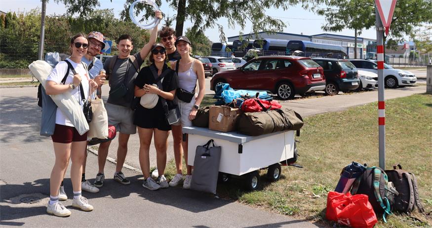 Die ersten Festival-Gäste richten sich Montagnachmittag bereits auf dem Campingplatz ein.