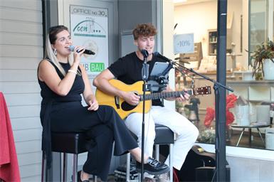 Die erstmals organisierten Live-Acts wie Sophie Schmidt alias Phiora und David Pichler begeisterten im wahrsten Sinn des Wortes sogar im Vorbeigehen große wie kleine Zuhörerinnen und Zuhörer.