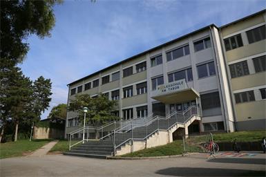 Die fast 60 Jahre alte Volksschule am Tabor platzt aus allen Nähten.
