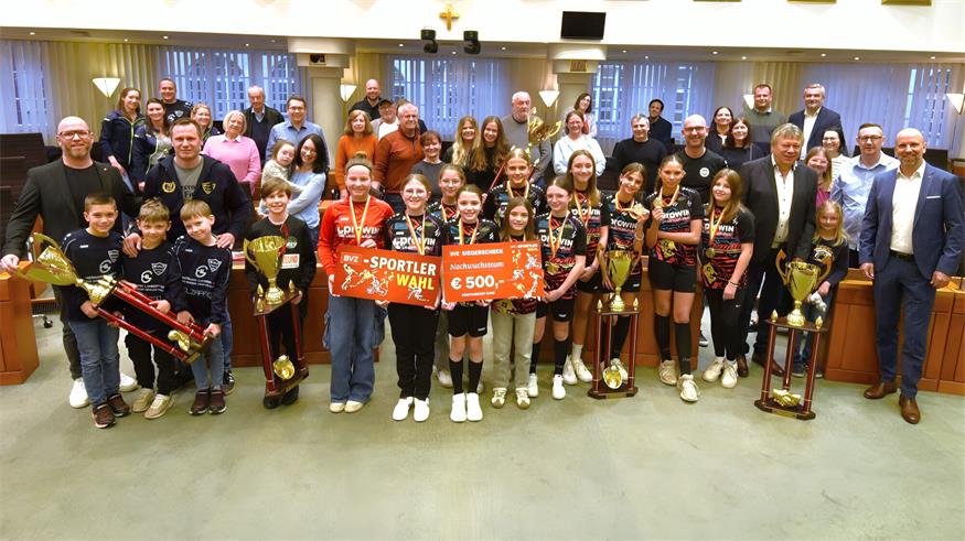 Die geehrten Gewinner der diesjährigen BVZ-Sportlerwahl samt Anhang im Landtagssitzungssaal. 