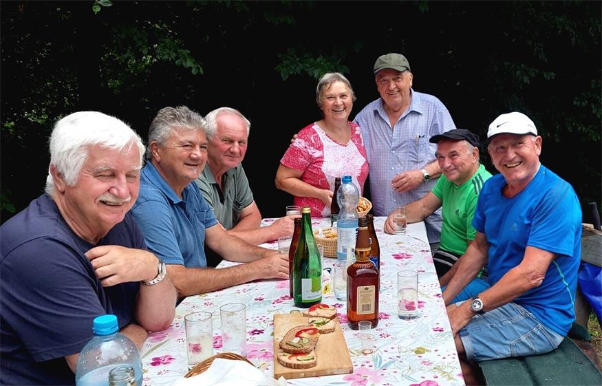 Die "jungen" Senioren" Helmut Bucher, Edi Mandl, Michl Bauer, Hausherrin Maria Scheiber, Obmann Albert Maschler, Stefan Stifter und Herbert Hauser luden ein.