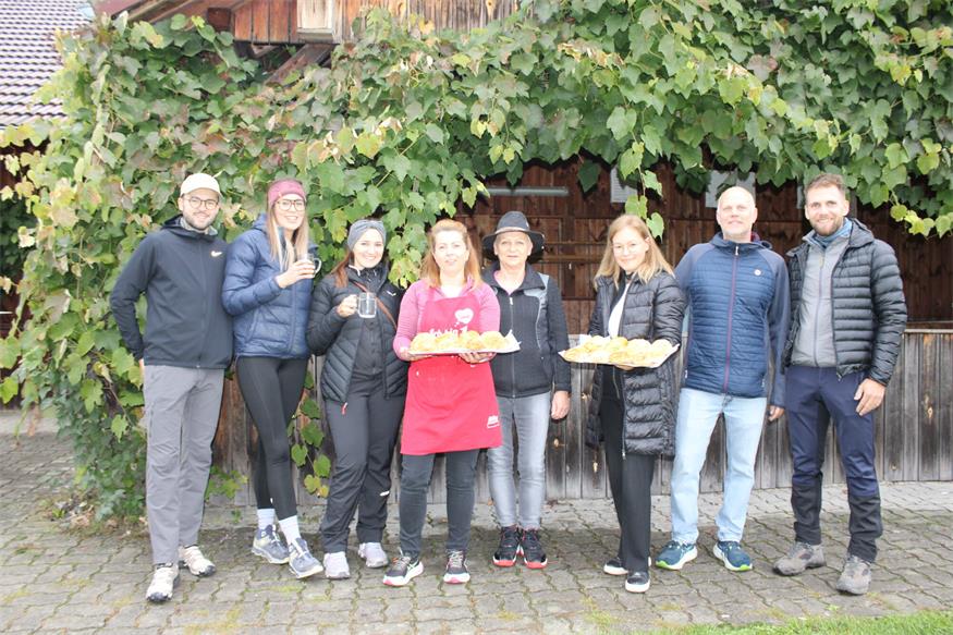Die köstlichen Strudel waren wieder ein kulinarisches Highlight beim Wandertag des Verschönerungsvereins Deutsch Gerisdorf. Wanderer und Veranstalter ließen sich vom Wetter nicht den Spaß verderben. Mit dabei waren Lukas Flamm, Katharina Ostermann, Raphaela Kulman, Tamara Renner, Ingrid Stöckel, Sandra und Jürgen Harter sowie Thomas Hauser.