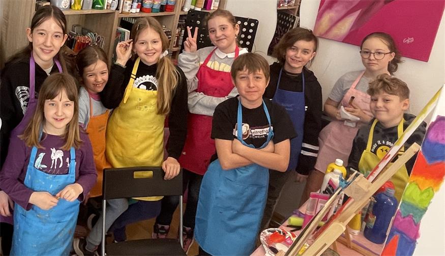 Die kreativen Kids der kids4art Kunstschule beim Malkurs in Eisenstadt.