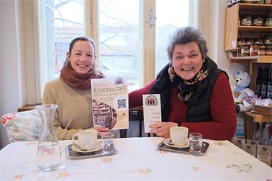 Die künftige Vereinsobfrau Sabine Göltl mit der jetzigen Obfrau und künftigen Kaffeehaus-Geschäftsführerin Renate Frank.