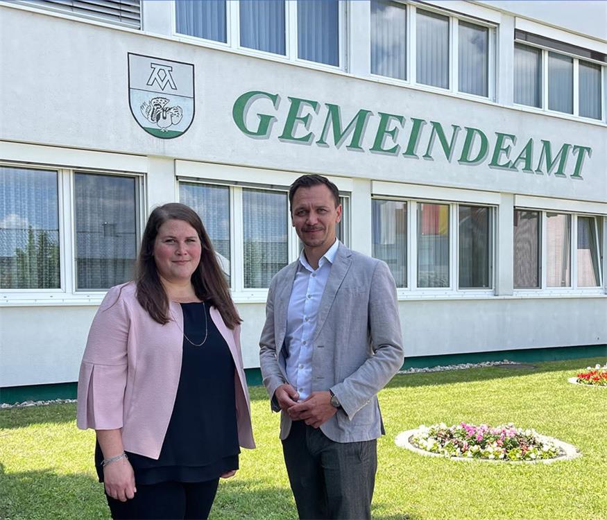Die neue Amtsleiterin Lisa Unger mit Bürgermeister Philipp Pelzer.