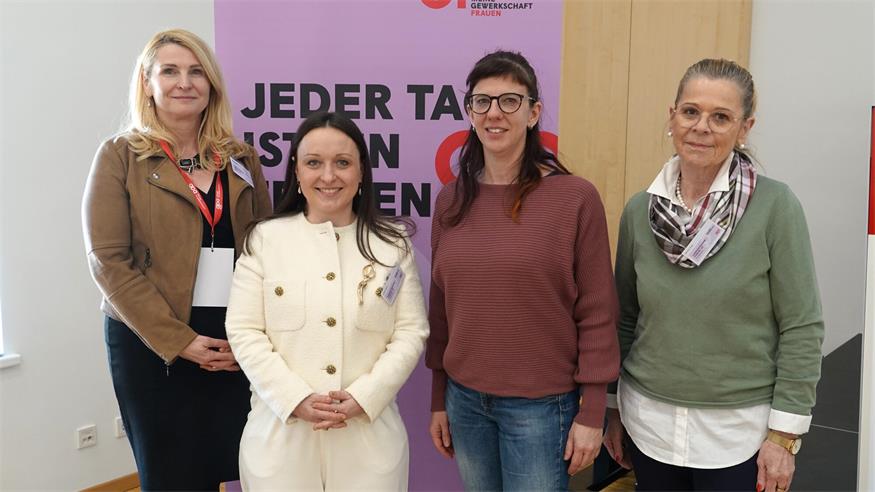 Die neue GPA-Frauenvorsitzende im Burgenland, Luljeta Bauer (2.v.l.), mit ihren Stellvertreterinnen Sabine De Martin de Gobbo (nicht im Bild), Alexandra Baldwin (l.), Marina Vogt-Lechner (2.v.r.) und Marlies Gaal (r.).