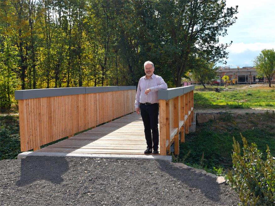Die neue Holzbrücke wurde bereits fertiggestellt. Gleich dahinter wird ein Erddamm aufgeschüttet werden, damit man den Kindergarten zu Fuß bzw. mit dem Rad gut erreichen kann.
