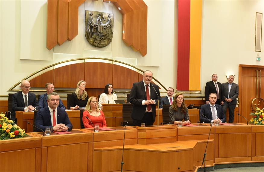 Die neue Landesregierung bei der konstituierenden Sitzung. Heute gibt's im Landtag erste politische Debatten.