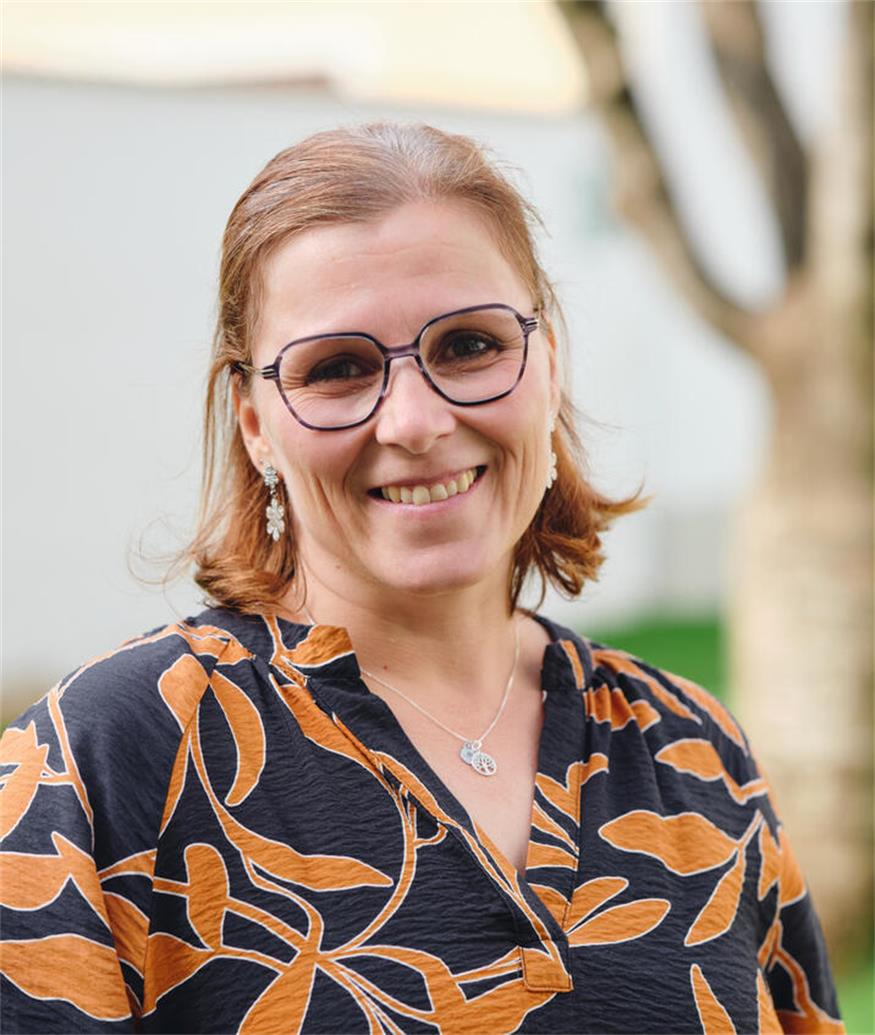 Die neue Schulleiterin Christine Jezik im Hof der Volksschule.
