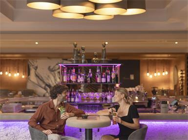 Die neue Sera Bar im AVITA Resort verbindet stilvolles Ambiente mit entspannter Genusskultur und lädt Hotelgäste ebenso wie Besucher aus der Region zum Verweilen ein.