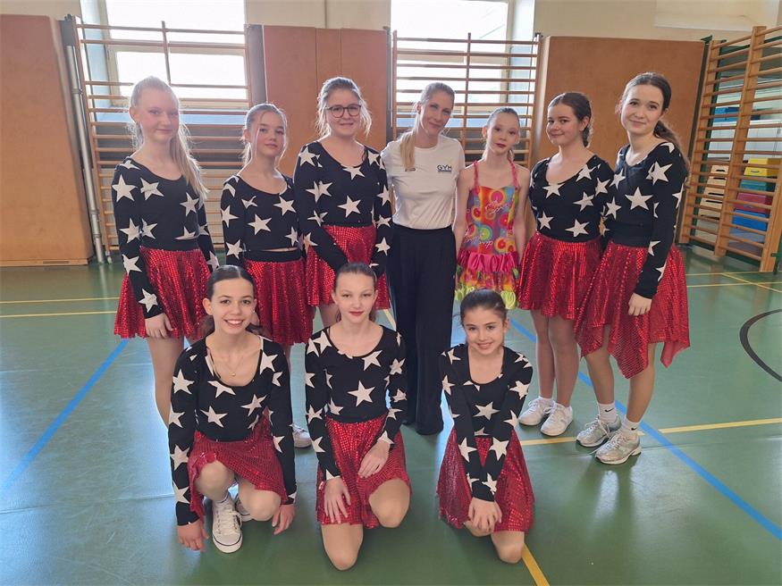 Die neun Mädchen der Gym-Tanzgruppe zeigten starke Leistungen.
