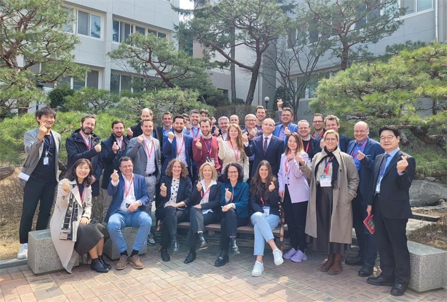 Die österreichische Delegation mit Manfred Schweiger (sitzend 2. vorne links) bei der Mirim Meisterschule in Seoul.
