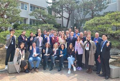 Die österreichische Delegation mit Manfred Schweiger (sitzend 2. vorne links) bei der Mirim Meisterschule in Seoul.