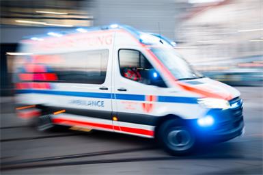 Die rettung brachte den Burschen ins Krankenhaus