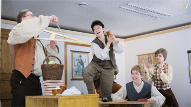 "Die schlimmen Buben" machen es ihren Aufsehern in der Schule nicht leicht.