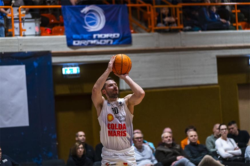Die sehr rot-weiß-rot-geprägte Dragonz-Mannschaft konnten gegen starke Kapfenberg Bulls nichts ausrichten.