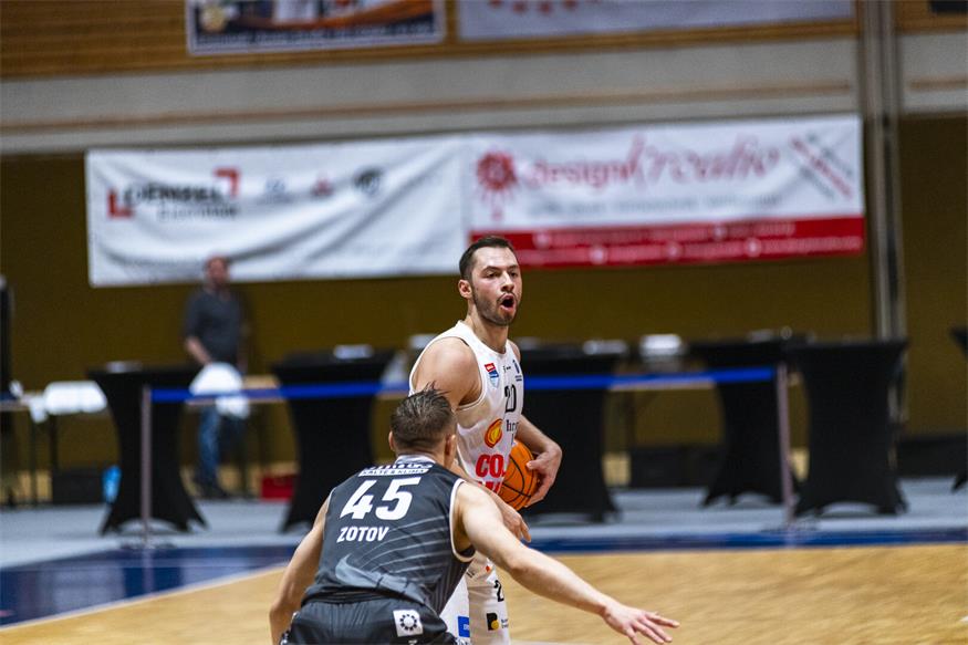 Die sehr rot-weiß-rot-geprägte Dragonz-Mannschaft konnten gegen starke Kapfenberg Bulls nichts ausrichten.