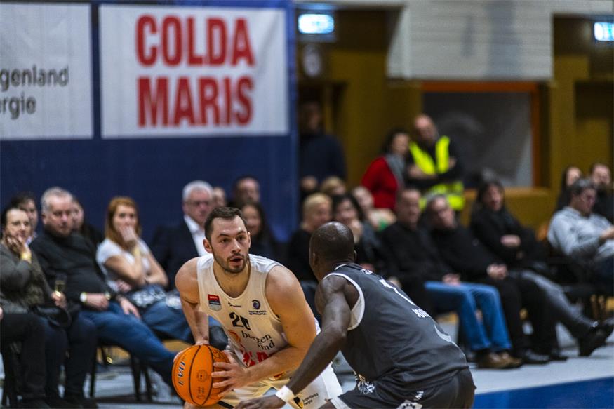 Die sehr rot-weiß-rot-geprägte Dragonz-Mannschaft konnten gegen starke Kapfenberg Bulls nichts ausrichten.