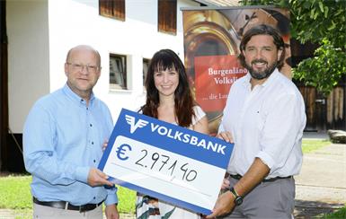 Die stolze Summe von fast 3.000 Euro konnten den Bürgermeistern Andreas Hofer (li.) und Hans Unger (re.) von Anna Maria Hammer übergeben werden.