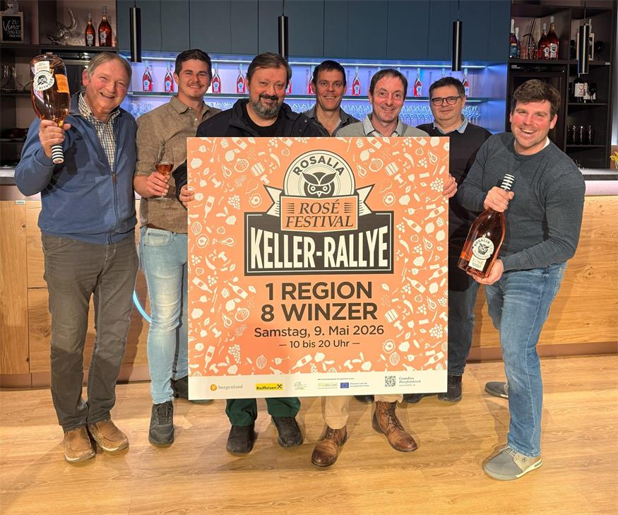 Die teilnehmenden DAC-Winzer der Kellerrallye 2026, die für den 9. Mai angesetzt ist: Herbert Lassl (Weingut Lassl), Lukas Döller (Weingut Döller), Anton Piribauer (Weingut Piribauer), Erich Migsich (Weingut Migsich), Franz Steiger (Weingut Steiger), Johann Waldherr (Weingut Waldherr), Markus Kurz (Schandl‘s Weingut). Nicht am Bild: Weingut Fischer. 