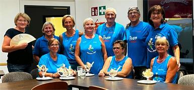 Die tüchtige Küchencrew: Traude, Gabi, Riki, Martina (vorne), Hanni, Anita, Edith, Gottfried, Franz, Waltraud (dahinter).