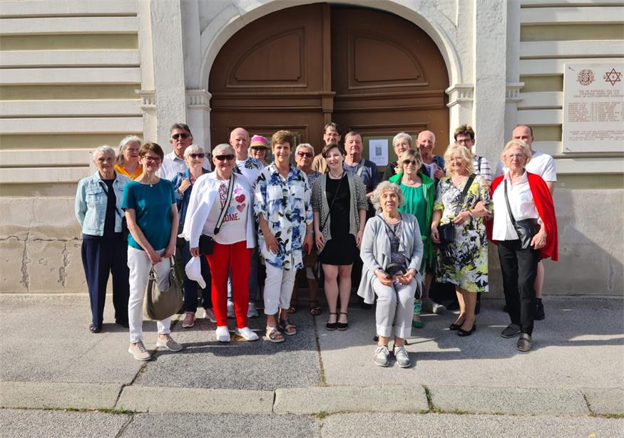 Die vielen Ehrenamtlichen der Nachbarschaftshilfe Plus Eisenstadt rund um Obfrau Waltraud Bachmaier (9.v.l.) bekamen eine Führung durch das Jüdische Museum von Direktorin Esther Heiss (11.v.l.). Das Interesse daran war so groß, dass Führungen zu den jüdischen Friedhöfen folgen sollen.