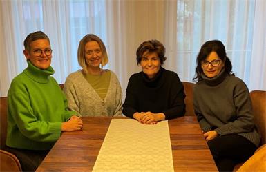 Die vier Schulleiterinnen, Christina Frotschnig, Eva Schitter, Birgit Taschler und Alexandra Schönfeldingersind davon überzeugt, dass nur durch Reflexion des eigenen Handelns und der eigenen Person der Unterricht verbessert werden kann und so Innovationen besser Raum greifen.