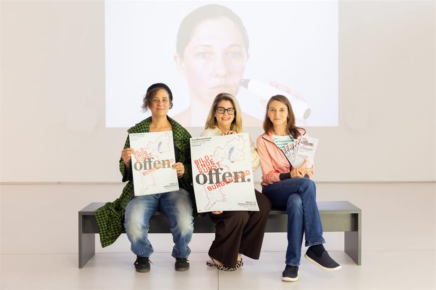 Die von der Kultur-Betriebe Burgenland GmbH organisierten und der Landesgalerie Burgenland umgesetzten Tage der bildenden Kunst Burgenland haben sich in den vergangenen Jahren zu einem fixen Termin im regionalen Kunstkalender entwickelt. Den Auftakt macht das Nordburgenland am 25. und 26. April. In diesem Zeitraum bieten Künstlerinnen und Künstler Einblicke in ihre Ateliers, Werkstätten und Arbeitsräume und ermöglichen damit einen direkten Zugang zu ihren künstlerischen Prozessen. Im Bild: Birgit Sauer, Claudia Priber und Melanie Schiffer