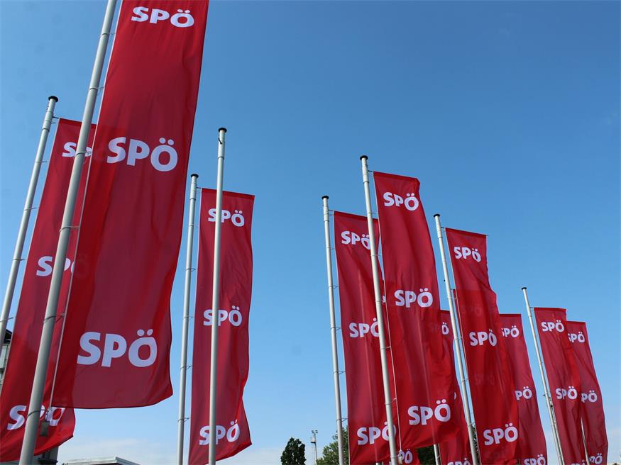 Diese Fahnen wehten beim denkwürdigen Bundesparteitag 2023; im nächsten Jahr wird es wieder einen geben.