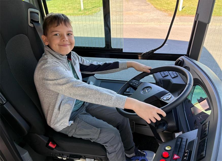 Dieser Schüler durfte sich auch am Steuer eines Linienbusses ausprobieren.