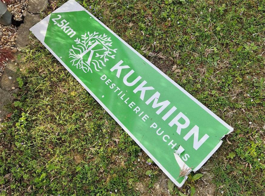 Dieses Hinweisschild wurde aus der Halterung gerissen.
