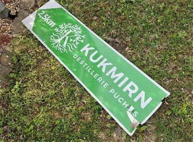 Dieses Hinweisschild wurde aus der Halterung gerissen.
