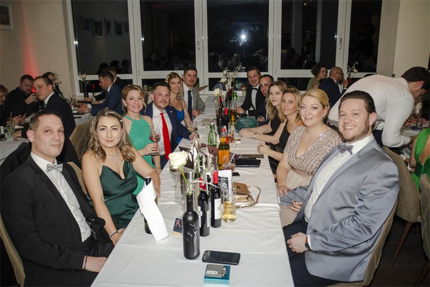 „Alles Walzer“ beim Neufelder Stadtball Dieter, Cristina, Marion, David, Laura, Luka <?ZE?>Bernhard, Sandra, Daniela, Julia, Mario und Klaus verfolgten die Polonaise von ihrem Tisch aus.